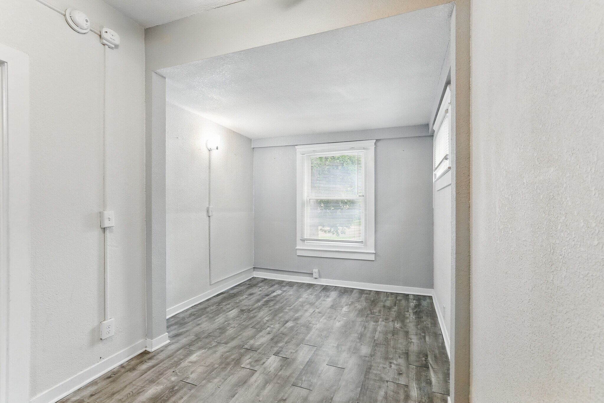 Building Photo - 322 Pierce St N