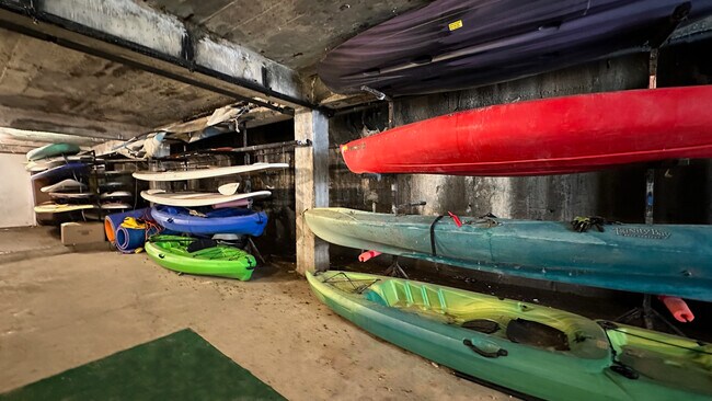 Building Photo - 1205 W Sherwin Ave