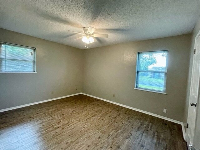 Building Photo - 3 bedroom 2 bath in quiet neighborhood