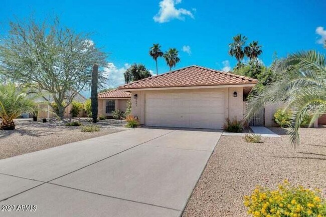 Building Photo - 5801 E Paradise Ln