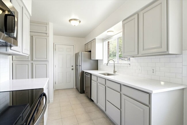 Building Photo - 3036 Sequoia Dr