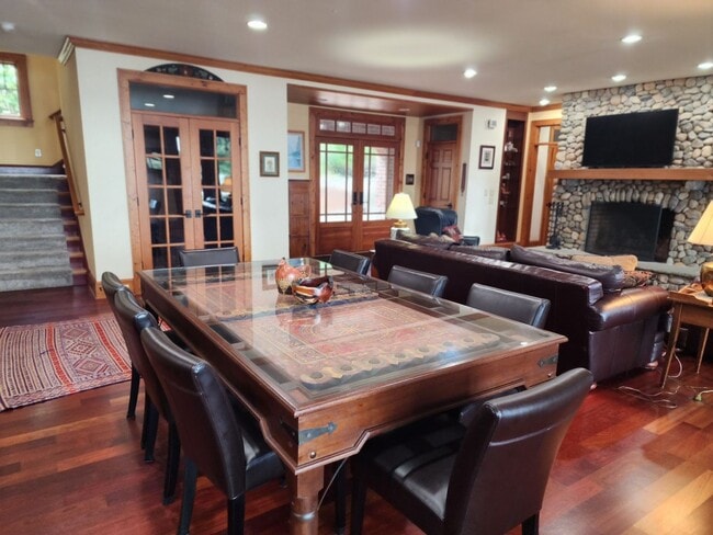 Building Photo - Fully Furnished Lakefront Home