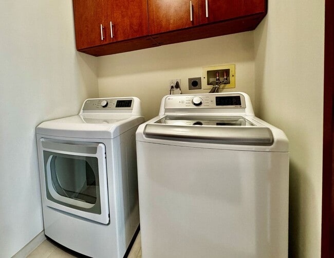 Building Photo - Private. Polished. Perfectly Larkspur.