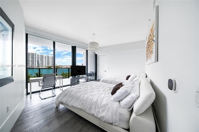 Building Photo - 5500 Island Estates Dr