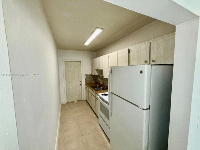 Building Photo - 1061 NE 34th Ct