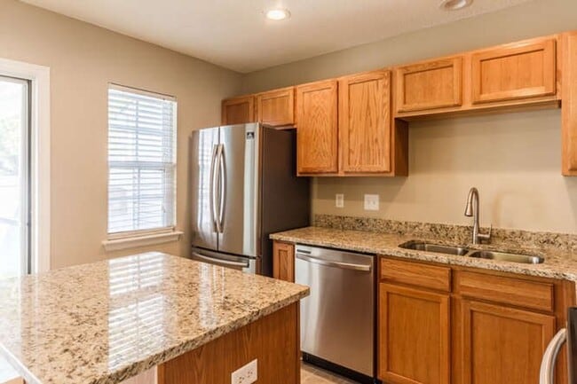 Building Photo - Updated Townhouse