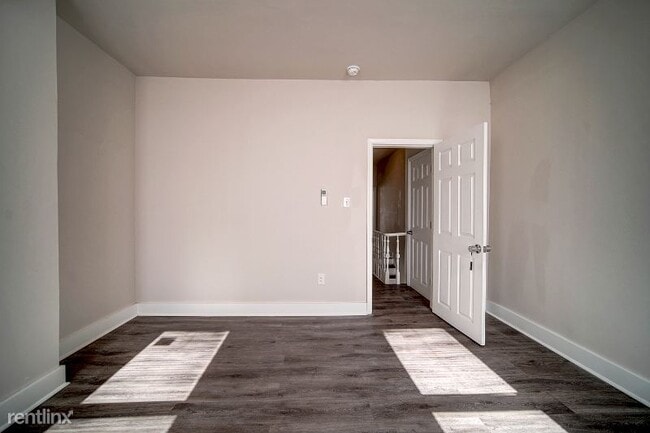 Building Photo - 1 br, 1 bath Townhome - 655 E Wishart St