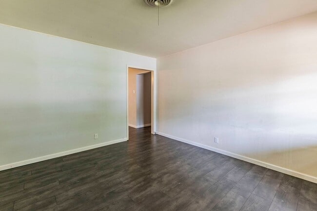Building Photo - 4 Bed 3 Bath Brick Home with Fenced Yard