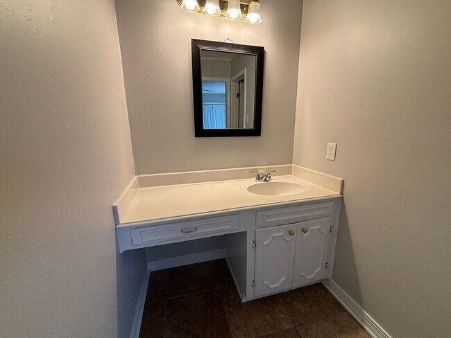 Building Photo - MOVE IN READY! SPACIOUS TOWNHOME IN BOSSIE...