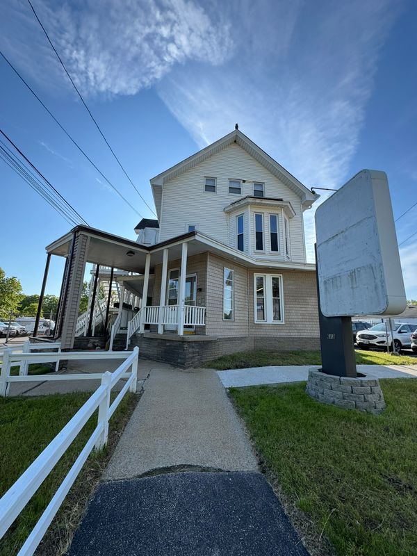 Primary Photo - 613 Front St