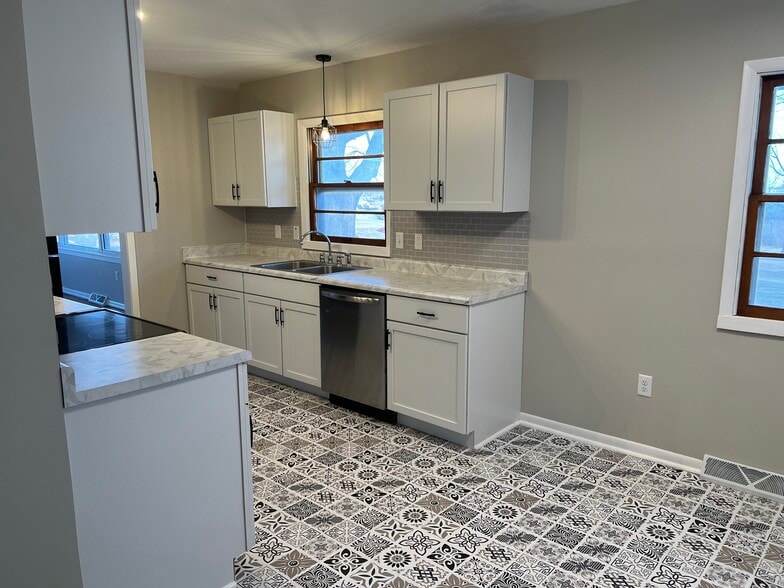 Building Photo - 102 Franklin St