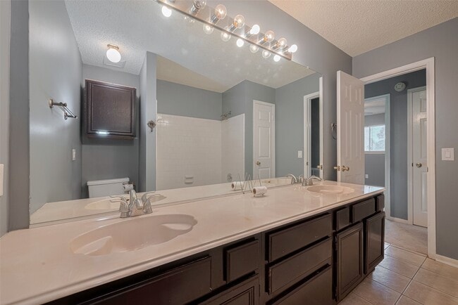 Building Photo - 9911 Villa Verde Dr