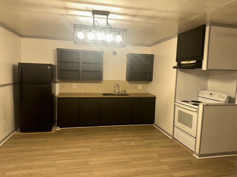 Dining - 2319 Riverside Dr