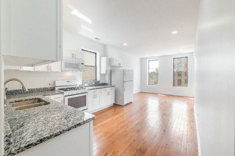 Building Photo - 914 W 19th St