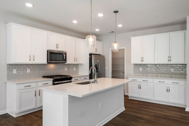 Building Photo - Gorgeous end-unit townhome near Brier Creek!