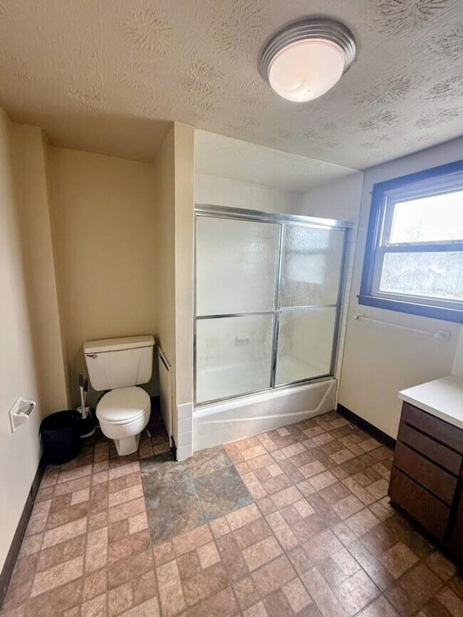 Building Photo - Three bedroom one bathroom home for rent