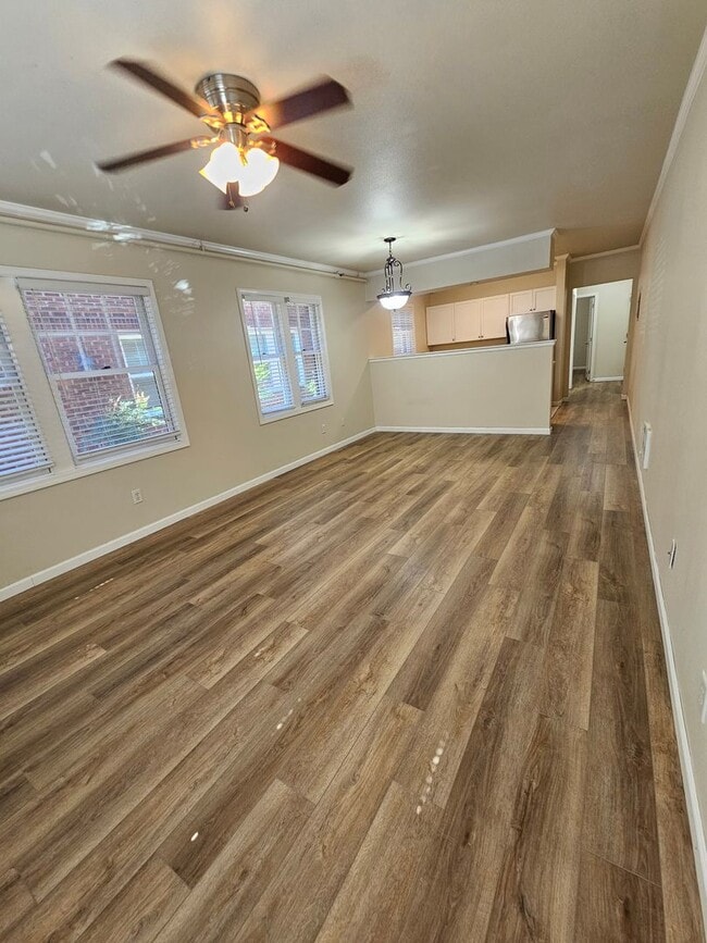 Building Photo - Charming 1 Bedroom, 1 Bath Large Apt in In...