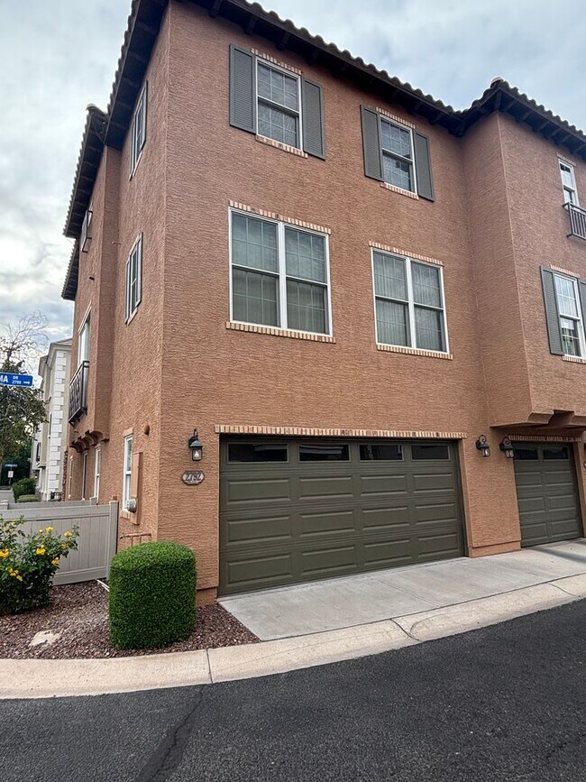 Building Photo - Prime Gilbert 3 Bedroom/2.5 bath 1st floor bonus room, 3 community pool's