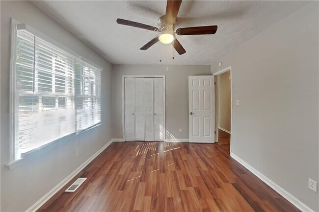 Building Photo - 121 Chantilly Ln
