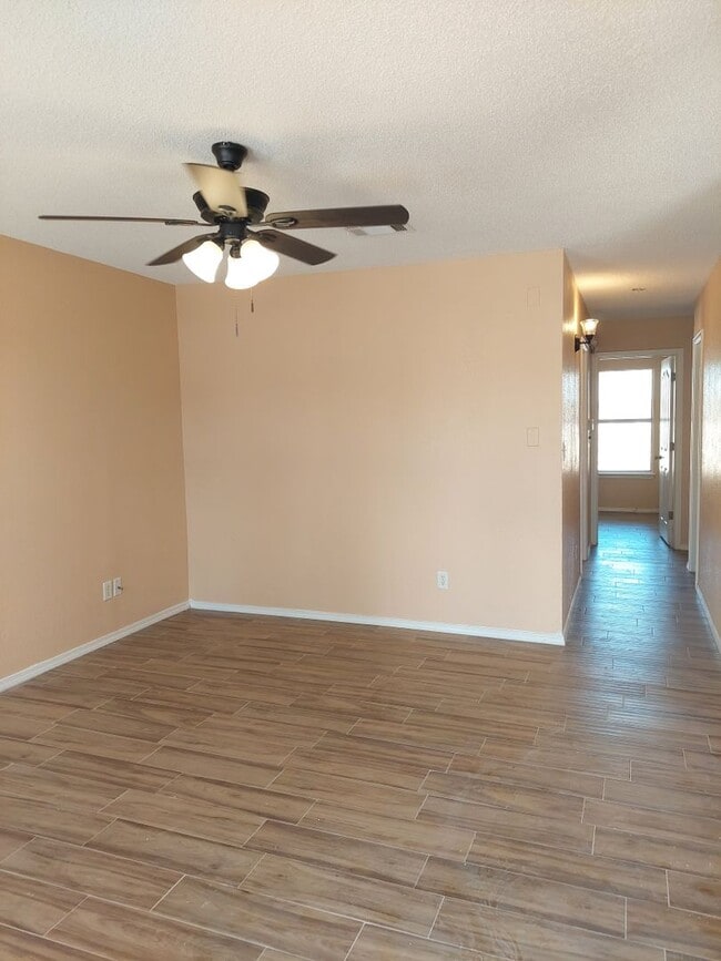 Building Photo - 3 bedroom 2 bathroom home!