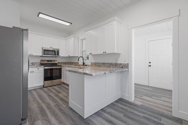 Building Photo - 5 Bed 2 Bath MODERN HERITAGE HOME