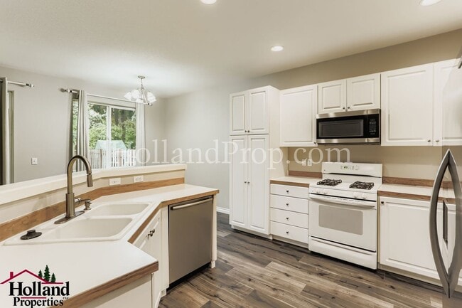 Building Photo - 4-Bedroom Home in Prime Hillsboro Location