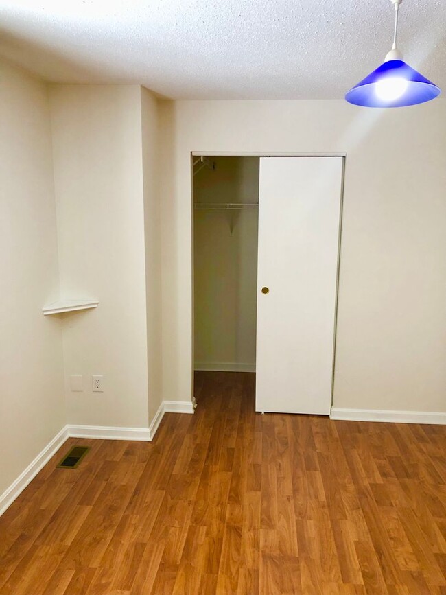 Building Photo - Gorgeous 2 BR/2.5 BA Condo in Ellicott City!