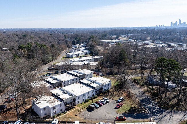 Building Photo - Spacious, affordable two bedroom townhouse just minutes from shopping and dining in Gastonia!