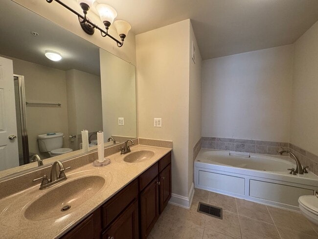 Building Photo - Fantastic 2 Bed 2.5 Bath Interior Townhome...