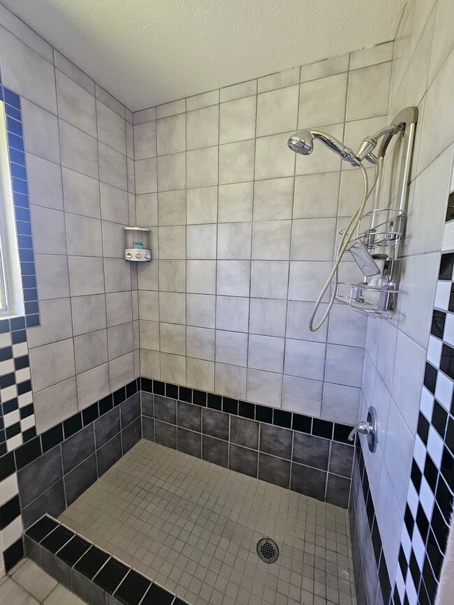 Building Photo - Beautiful 3 bedroom home on Naniakea St