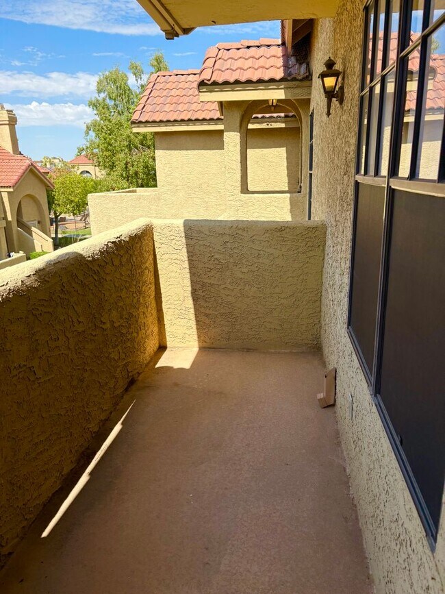 Building Photo - **COZY 2 BEDROOM/1 BATHROOM/GARAGE CONDO I...