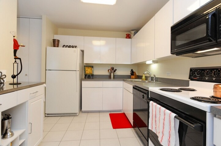 Building Photo - 2020 N Lincoln Park W