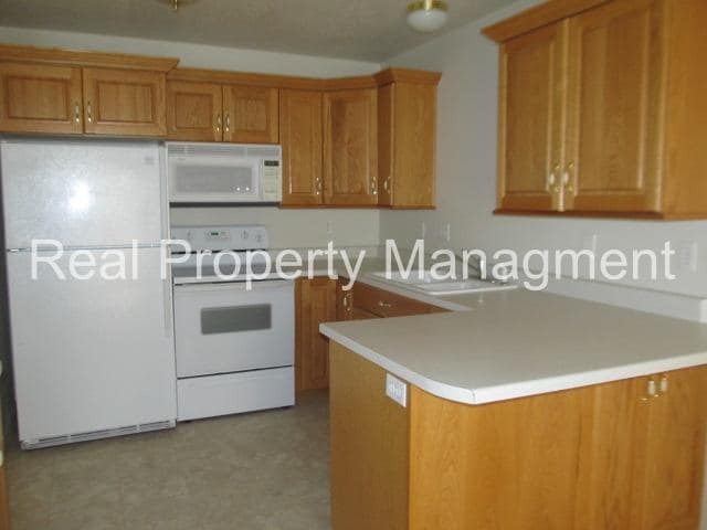 Building Photo - 3 Bedroom Townhome in Smithfield.  Available for August move in!