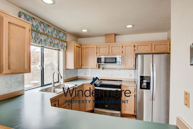 Building Photo - 3 bed, 2 bath Condo + Shared garage ** HAL...