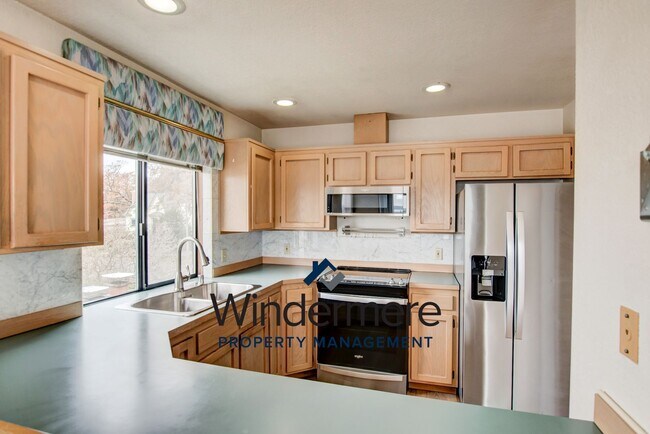 Building Photo - 3 bed 2 bath Condo with a View!
