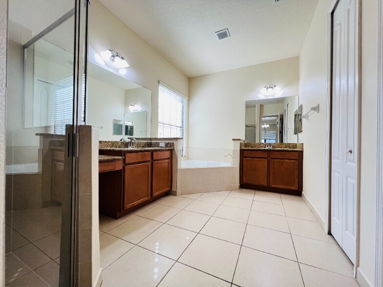 Building Photo - 10441 Stapeley Dr