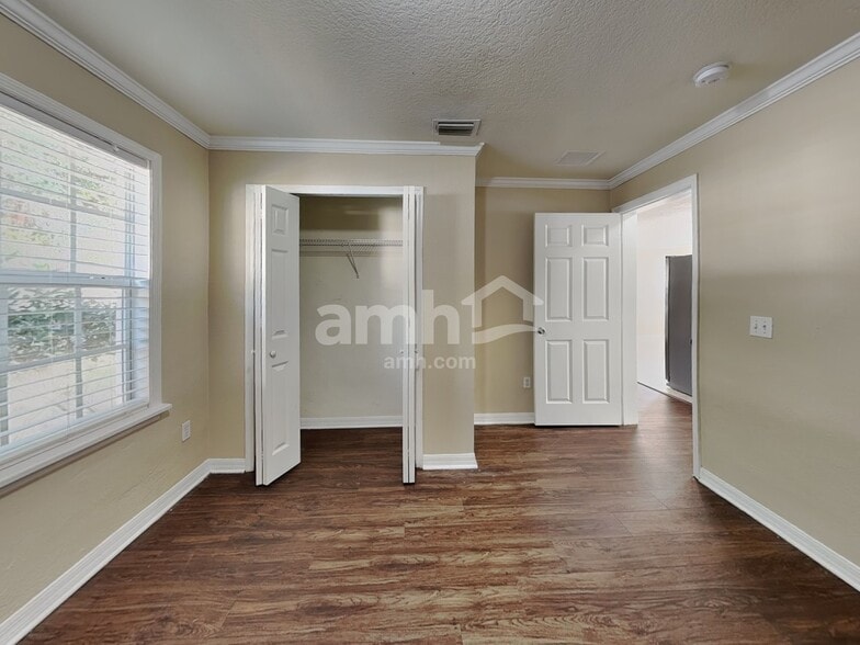 Building Photo - 245 Oak Run Ct