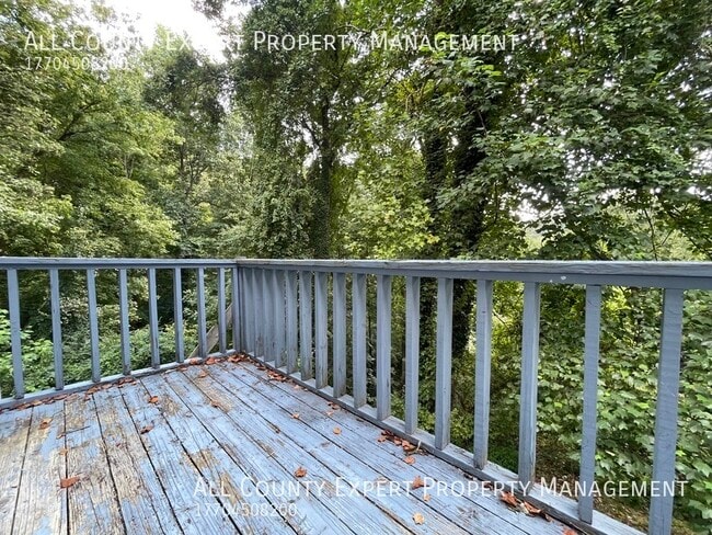 Building Photo - Near Lake Lanier - Great 2 bedroom duplex