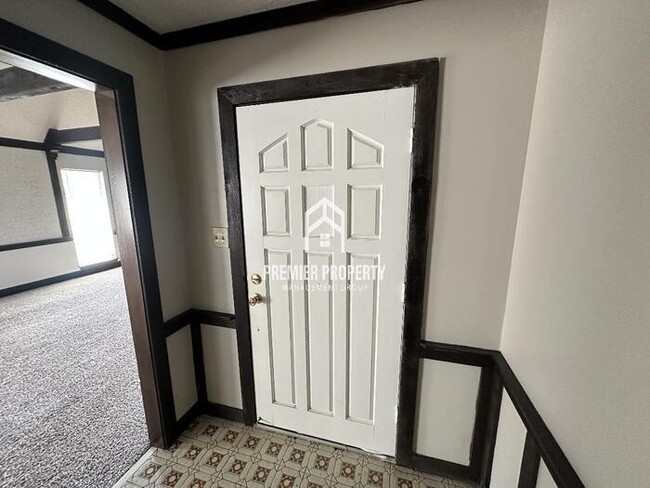 Building Photo - 6016 Rosewind Cir W