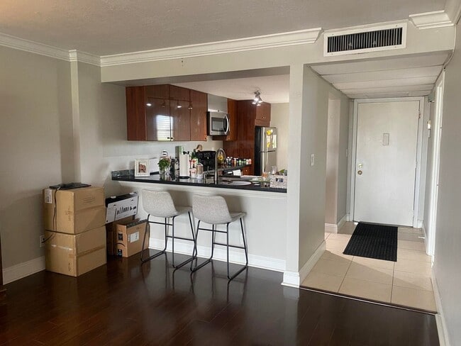 Building Photo - 9 Royal Palm Way