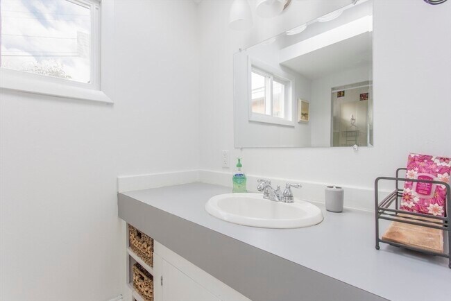 Building Photo - 43 Bayview Rd