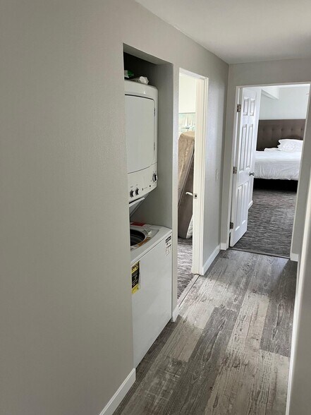 Building Photo - 208 30th St