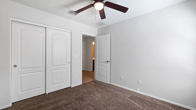 Building Photo - Popular Las Brisas community in Goodyear!