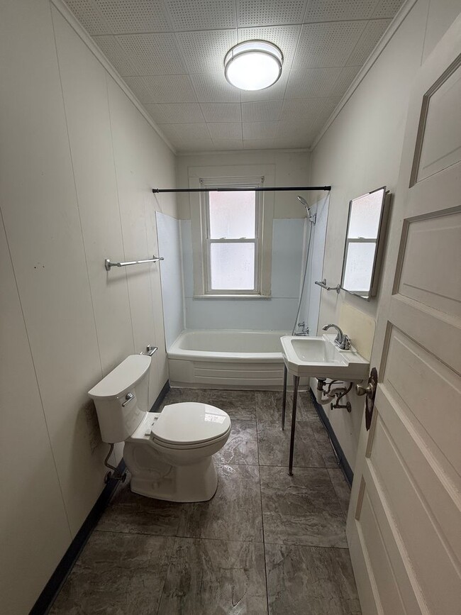 Building Photo - 914 Lawrence St