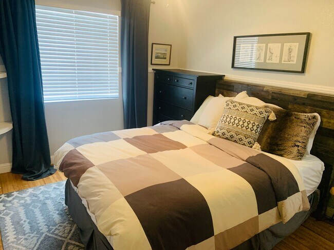 Building Photo - 4 Bedroom Home in Summerlin with Pool