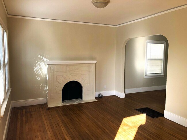 Building Photo - F03230