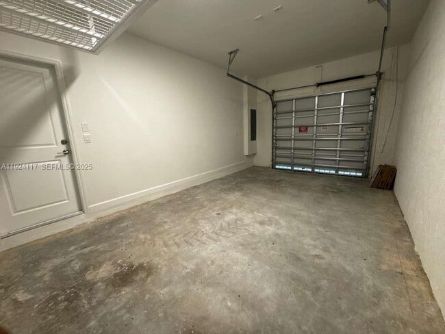 Building Photo - 632 SE 14th Ct