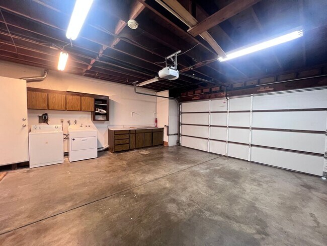 Building Photo - BRIGHT & SPACIOUS 3BD/2BA TOWNHOME IN PLEASANTON CA!!!