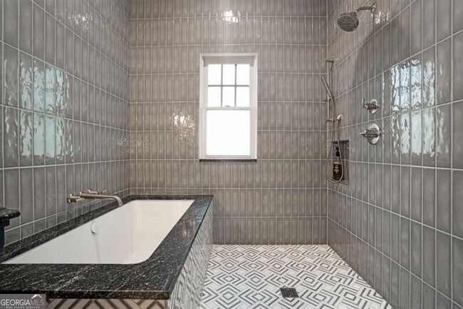 Building Photo - 407 8th St NE