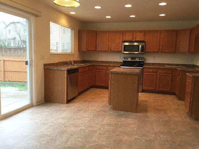 Building Photo - Stunning 5 bed, 3.5 bath Superior Home! Available Early June!